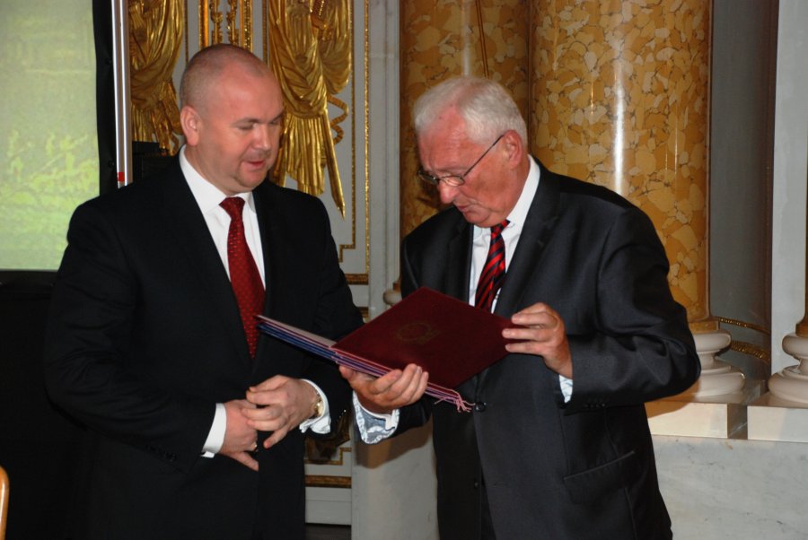 Na zdjęciu Szef CBA i profesor Brunon Hołyst.