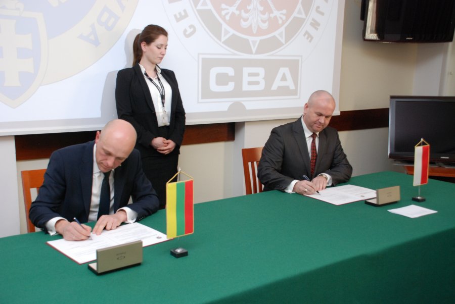 Szefowie Centralnego Biura Antykorupcyjnego oraz Specjalnej Służby Śledczej Republiki Litwy podpisują porozumienie o współpracy