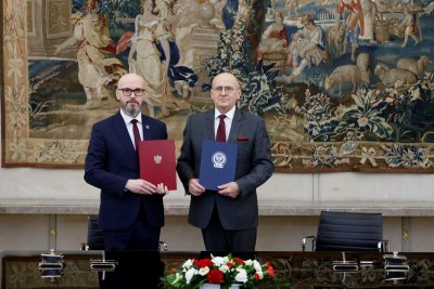 Dwie osoby trzymające dokumenty