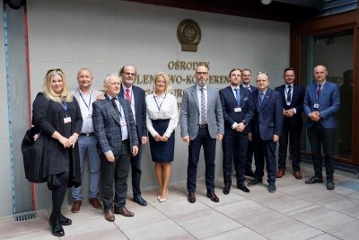 Grupa osób stojąca na tle ściany z logo Centralnego Biura Antykorupcyjnego