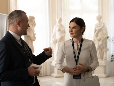 Dwie osoby rozmawiające ze sobą.