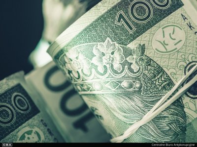 Plik banknotów 100 zł.