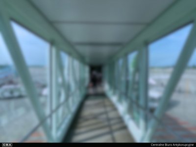 Korytarz na lotnisku. Na dole czarny pasek z napisem Centralne Biuro Antykorupcyjne.