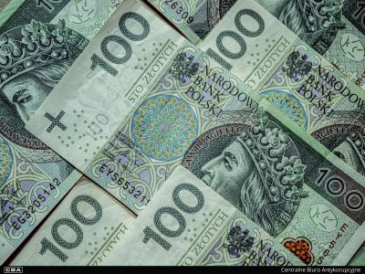 Banknoty. Na dole strony czarny pasek z napisem Centralne Biuro Antykorupcyjne.