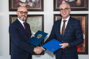 Two men : Head of BACB and Rector of the University shaking hands during meeting