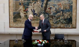 Andrzej Stróżny signing the cooperation agreement